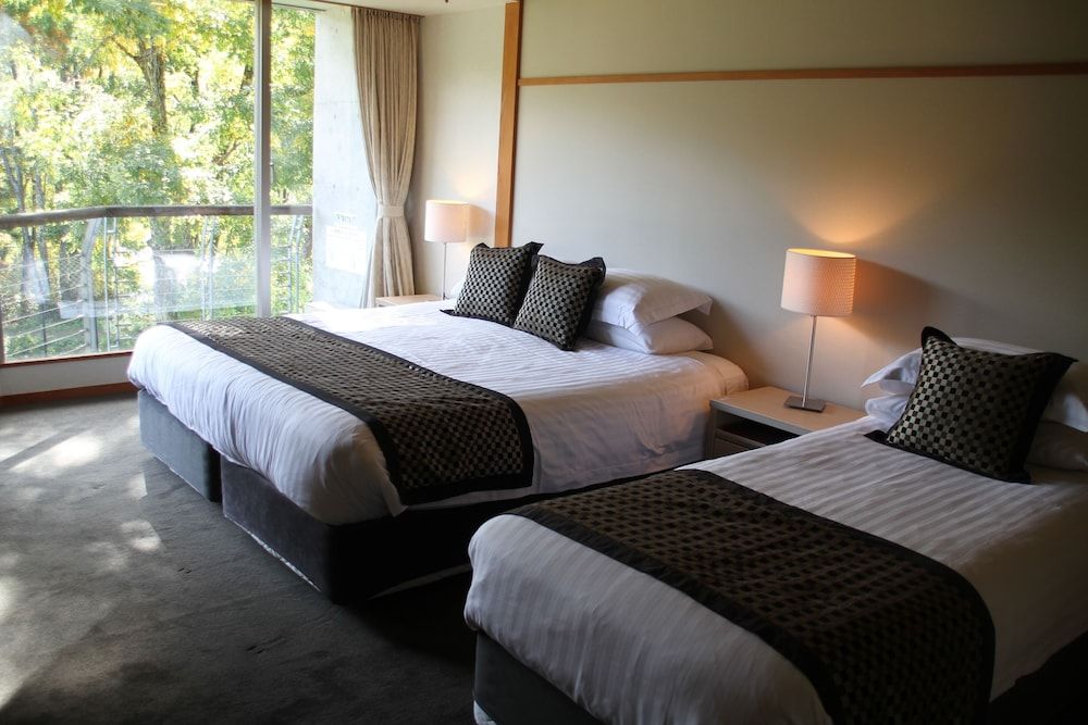 2 Bedroom Mountain View Combination Room (Triple & King / twin with kitchen, dining table & lounge