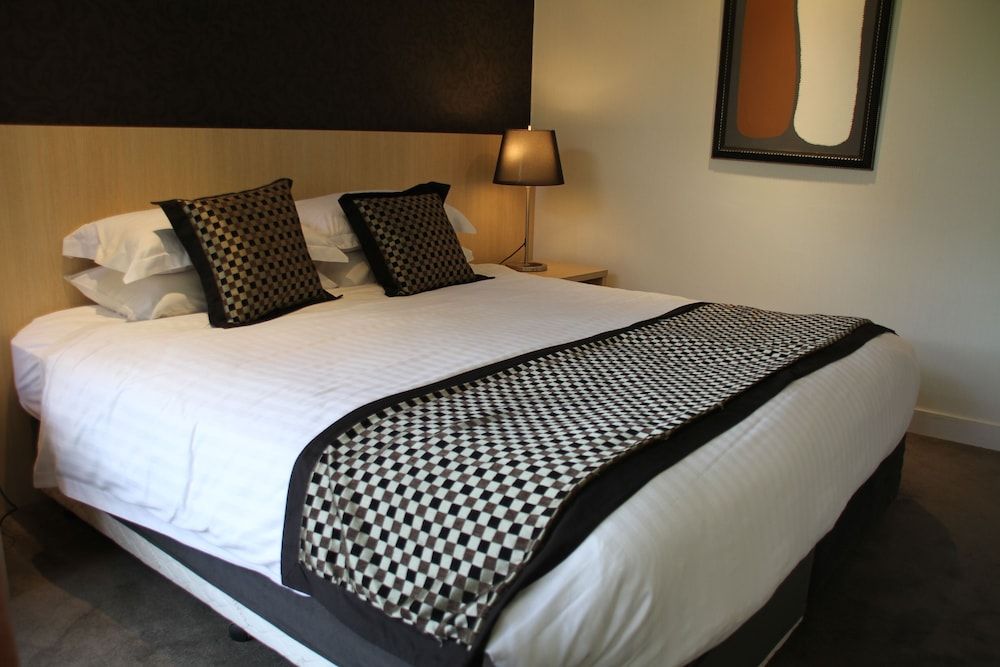 Studio Apartment (1 King or Twin and Queen Wall Bed)