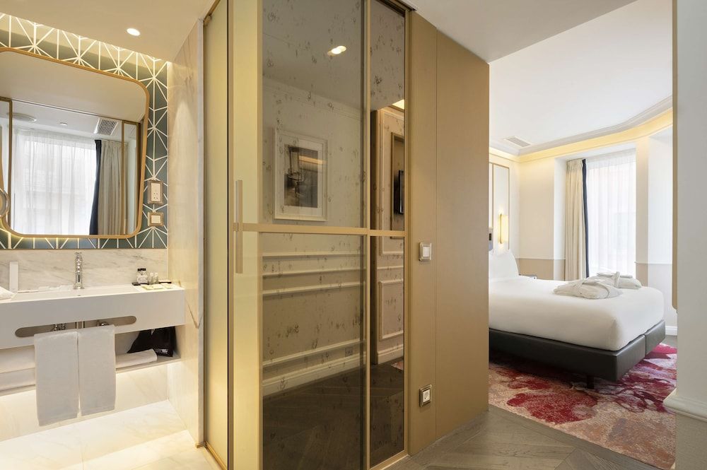 Suite, 1 King Bed, Corner (City)