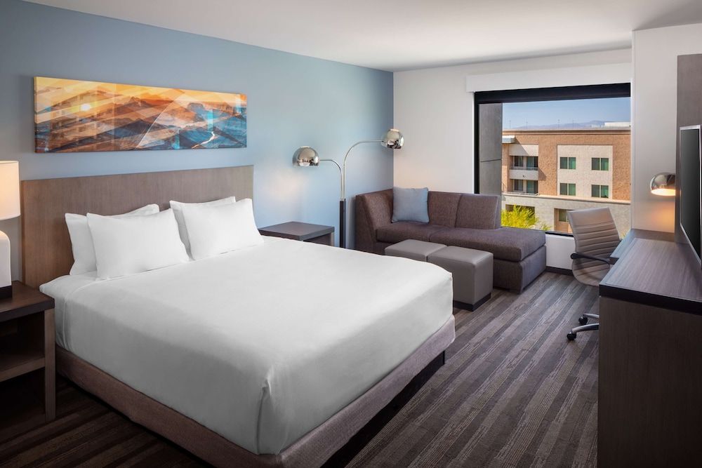 Room, 1 King Bed (High Floor, Den)