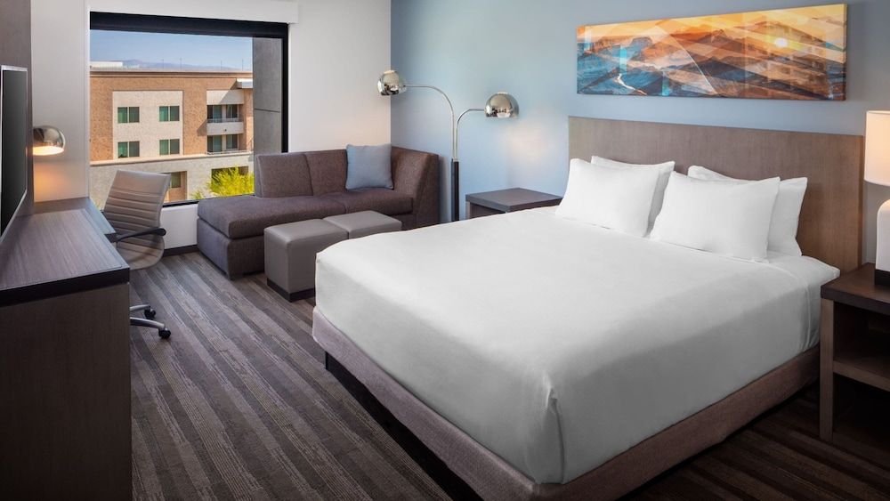 Room, 1 King Bed (High Floor, Den)