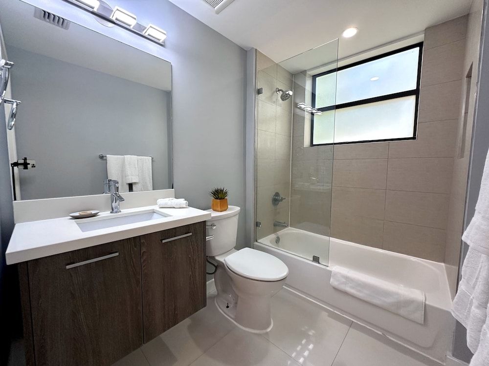 Bay Breeze Premium Apartments By Eskape Collection Urban - Two Bedroom Apartment w/Kitchen and Balcony 5