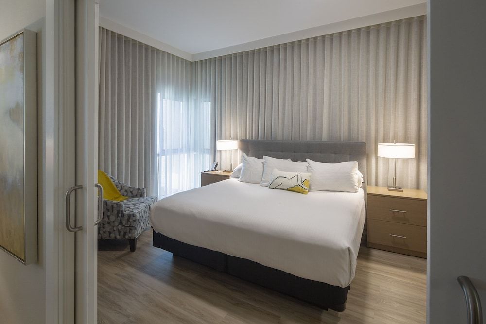 Deluxe Suite, 1 King Bed with Sofa bed (Cityscape Apartment Suite Accessible)
