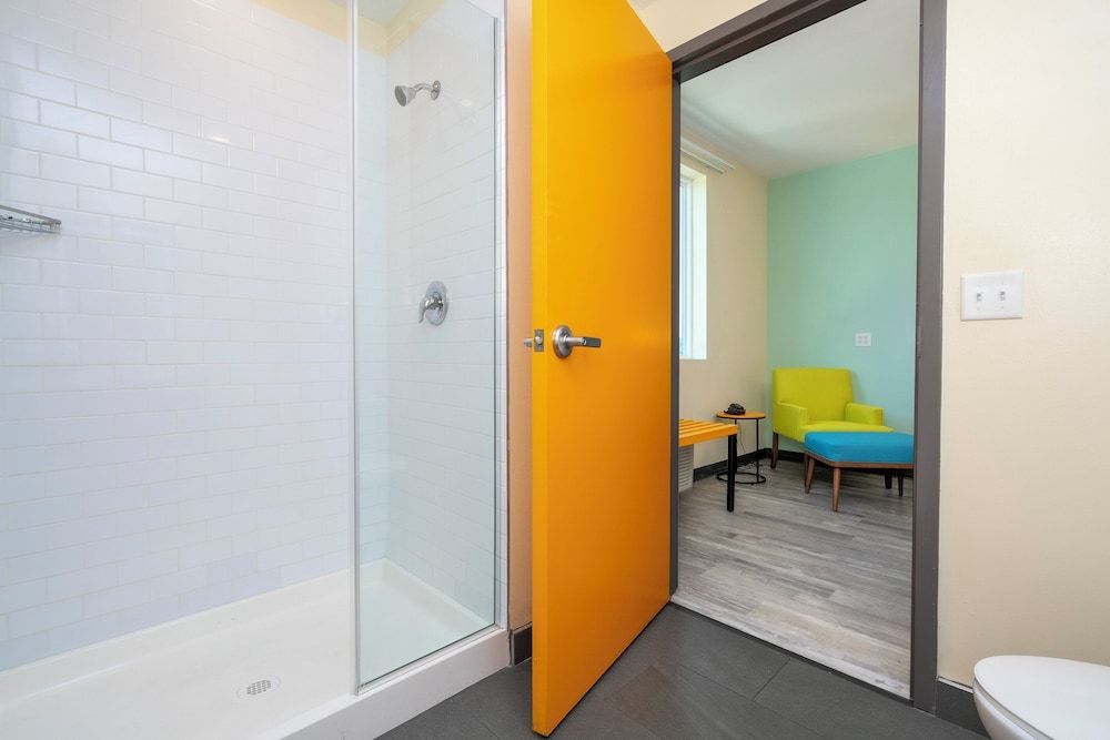 SPOT X Hotel Orlando/Intl Dr by The Red Collection Business Room, 1 King Bed (Smoke Free) 9