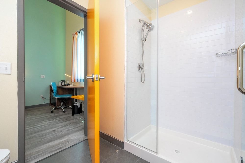 SPOT X Hotel Orlando/Intl Dr by The Red Collection Business Room, 1 King Bed (Smoke Free) 7