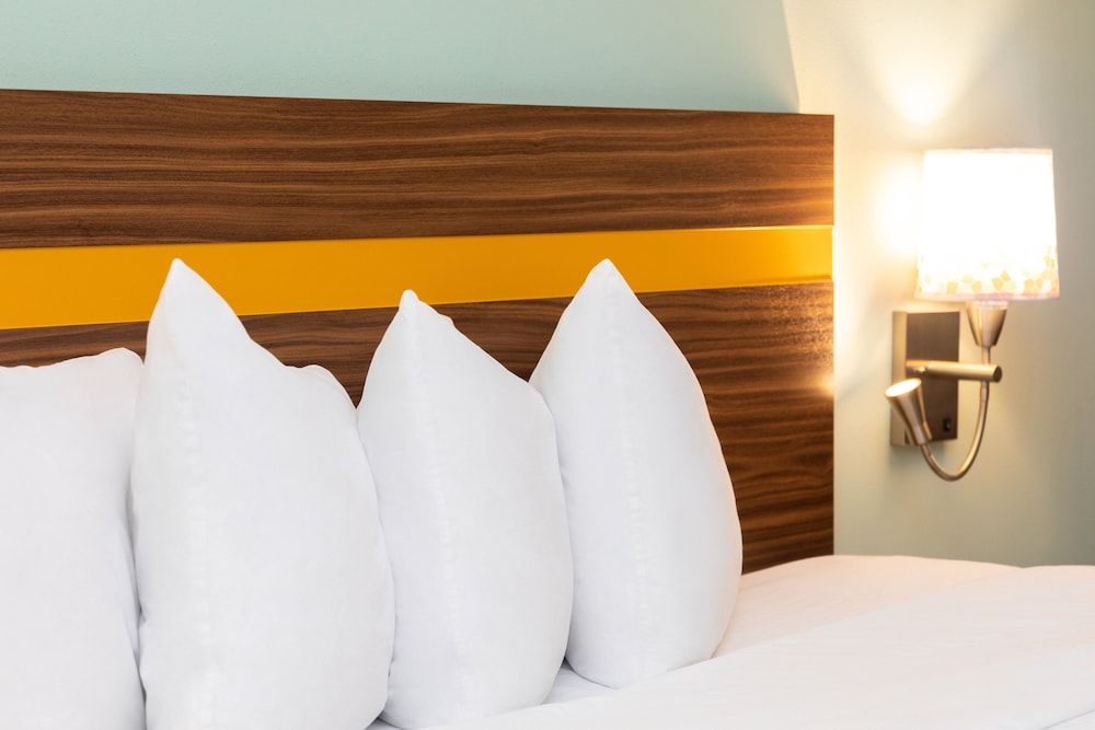 SPOT X Hotel Orlando/Intl Dr by The Red Collection Business Room, 1 King Bed (Smoke Free) 2