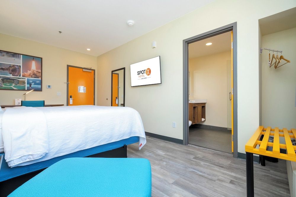 SPOT X Hotel Orlando/Intl Dr by The Red Collection Business Room, 1 King Bed (Smoke Free) 4