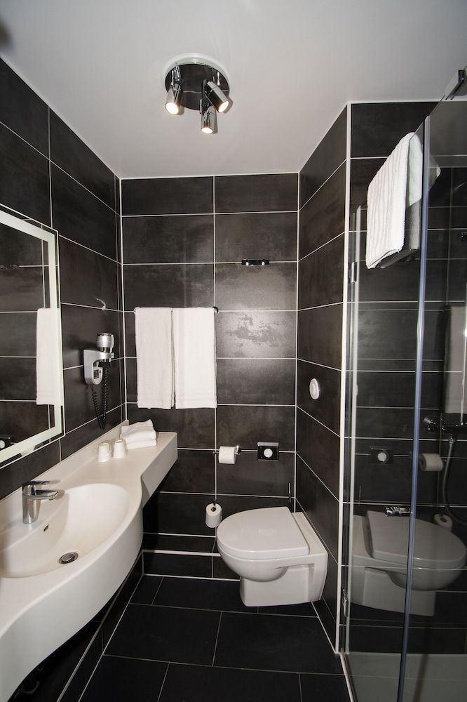 K Hotel Classic Twin Room 3