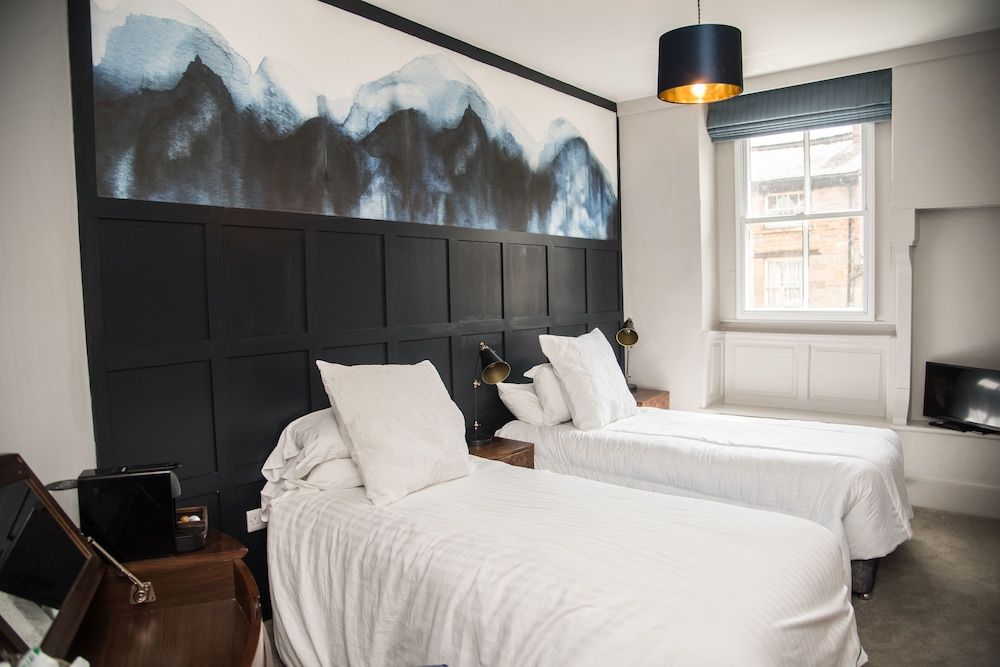 The Crown Twin Room, Ensuite 2