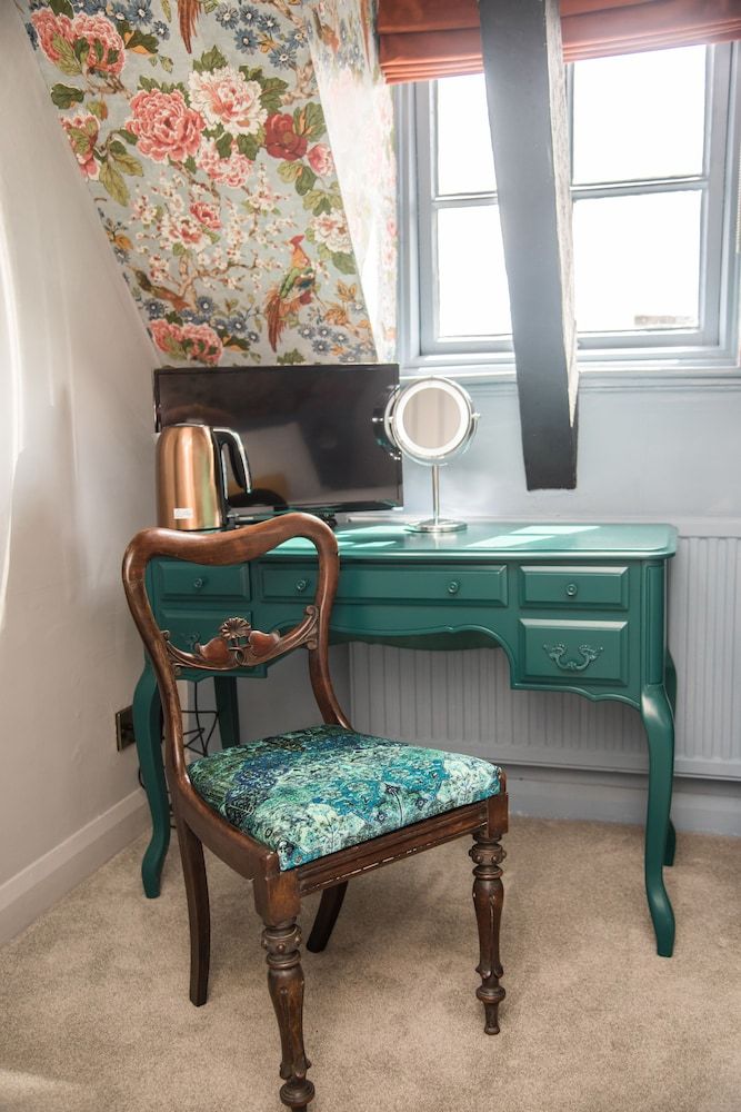 The Crown Twin Room, Ensuite 5