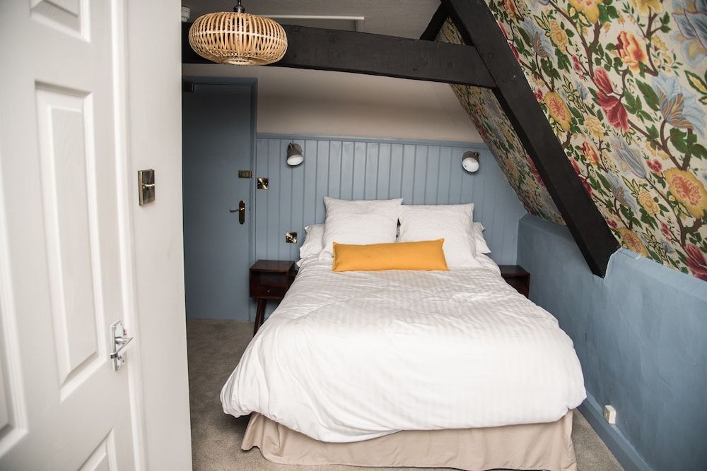 The Crown Twin Room, Ensuite