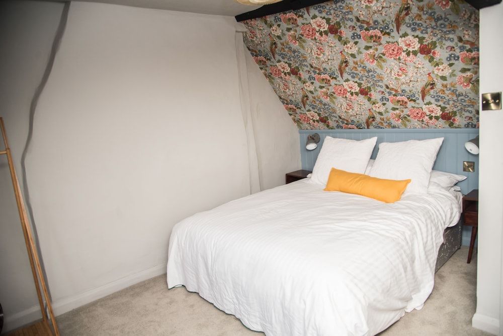 The Crown Twin Room, Ensuite 3