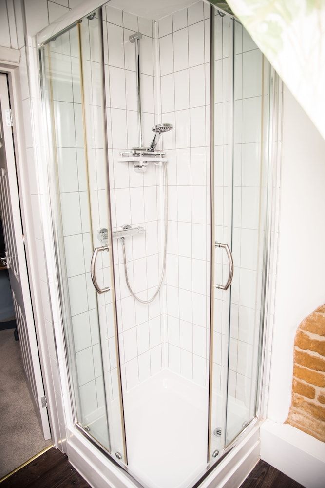 The Crown Twin Room, Ensuite 4