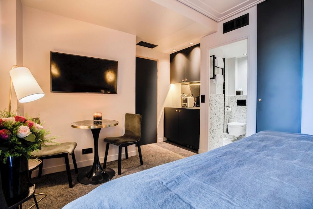 Rayz Eiffel Classic Room 4