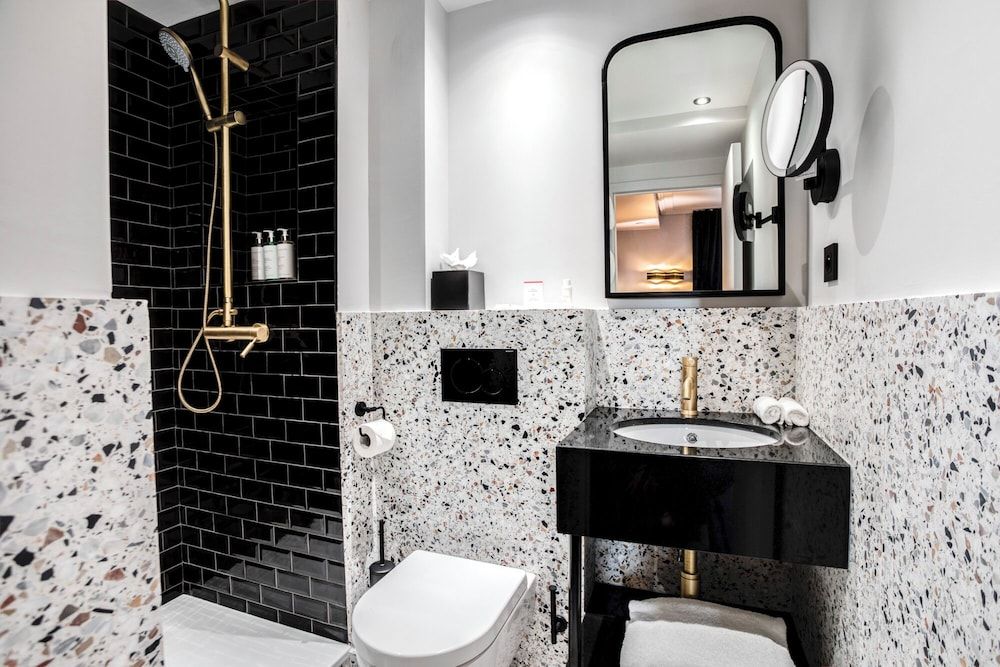 Rayz Eiffel Classic Room 2