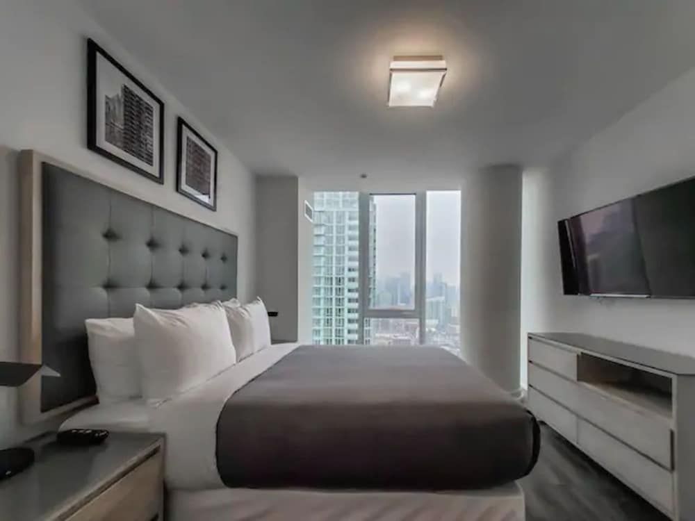 Level Chicago – Old Town Deluxe Room, 1 Queen Bed with Sofa bed, City View 4