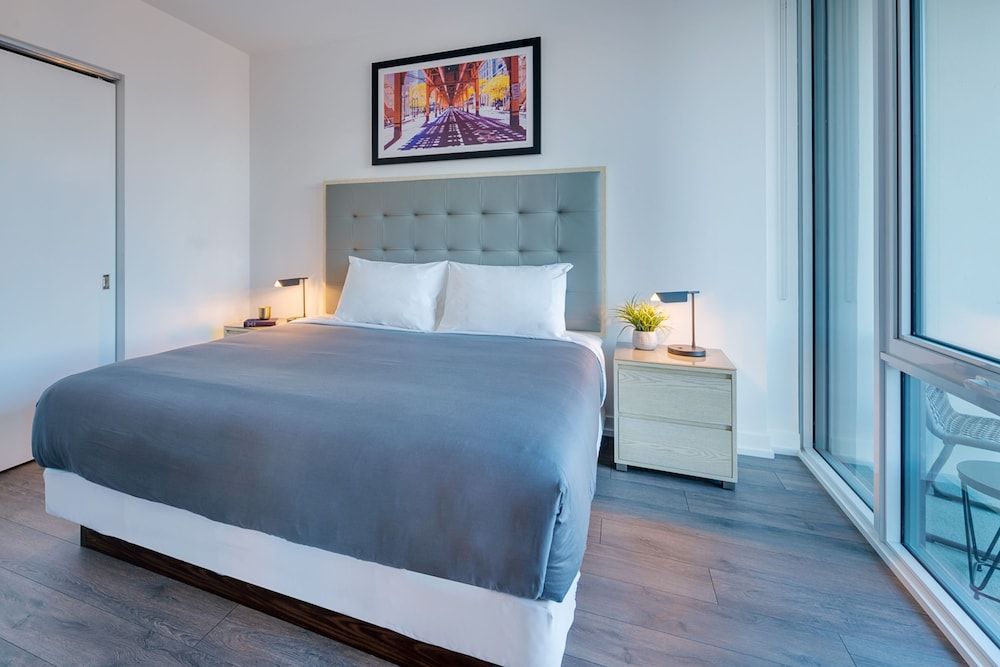 Level Chicago – Old Town Deluxe Room, 1 Queen Bed with Sofa bed, City View 2