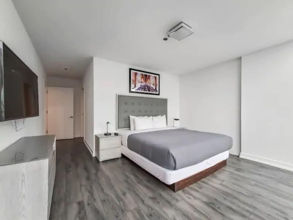 Level Chicago – Old Town Deluxe Room, 1 Queen Bed with Sofa bed, City View 3