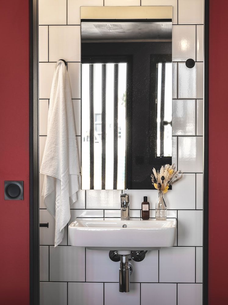 Eklo Hotels Bordeaux City center Bastide Double Room 4