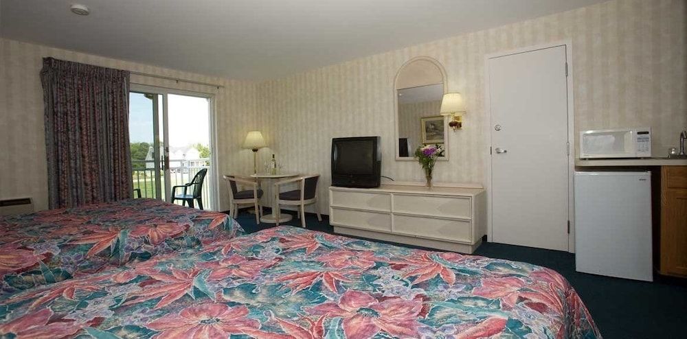 Winnapaug Inn Deluxe Room, 2 Queen Beds 3