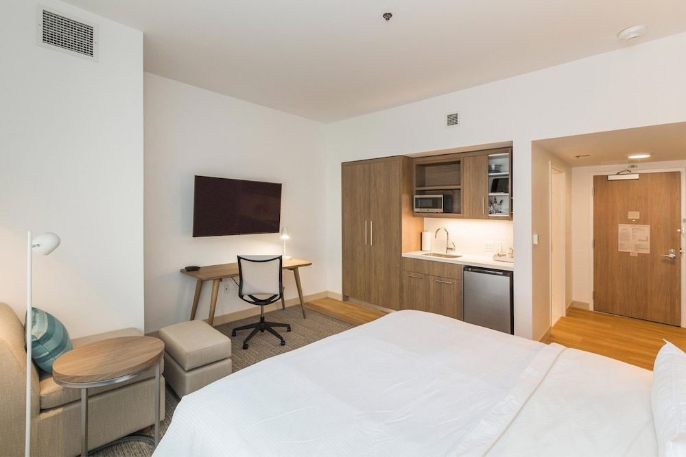 Element Denver International Airport Room, 1 King Bed, Non Smoking 4