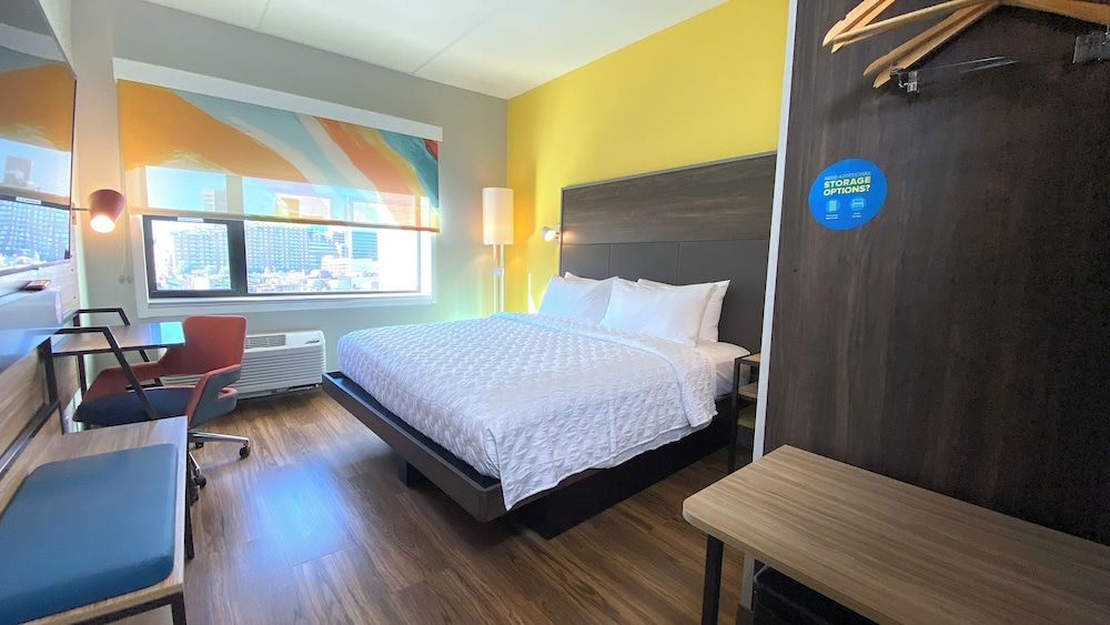 Room, 1 King Bed, Accessible, Bathtub