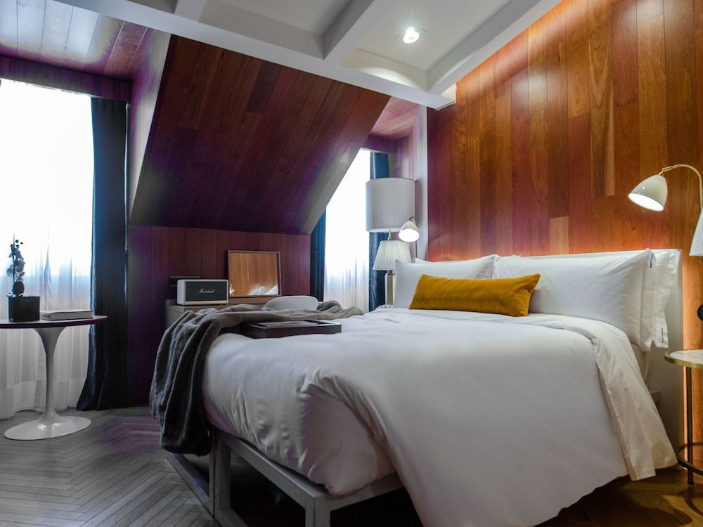 Browns Avenue Hotel Historical Standard Mansard Room 4