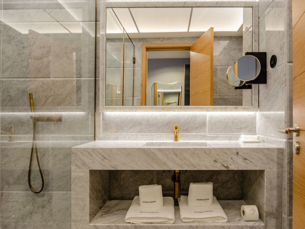 Browns Avenue Hotel Historical Standard Mansard Room 5