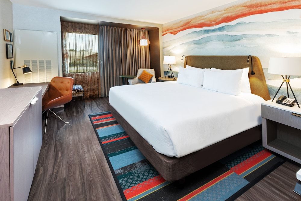 Suite, 1 King Bed, Roll-in Shower (Communications Accessible)