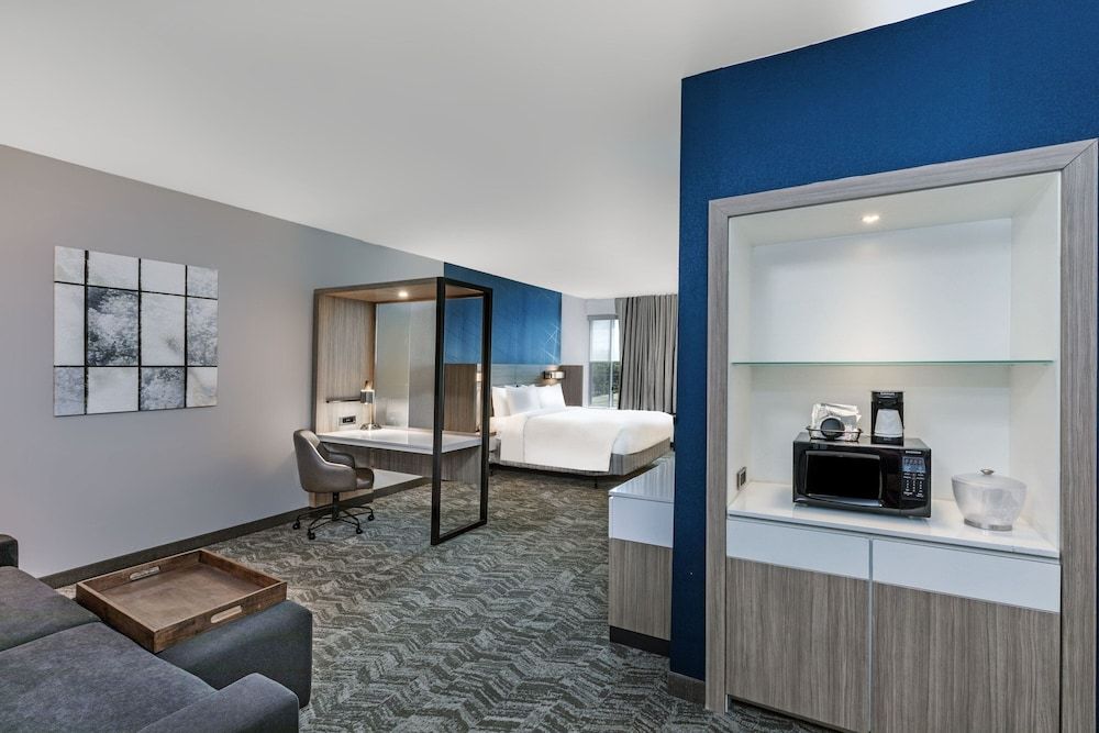 Suite, 2 Queen Beds (Mobility/Hearing Access, Roll-In Shwr)