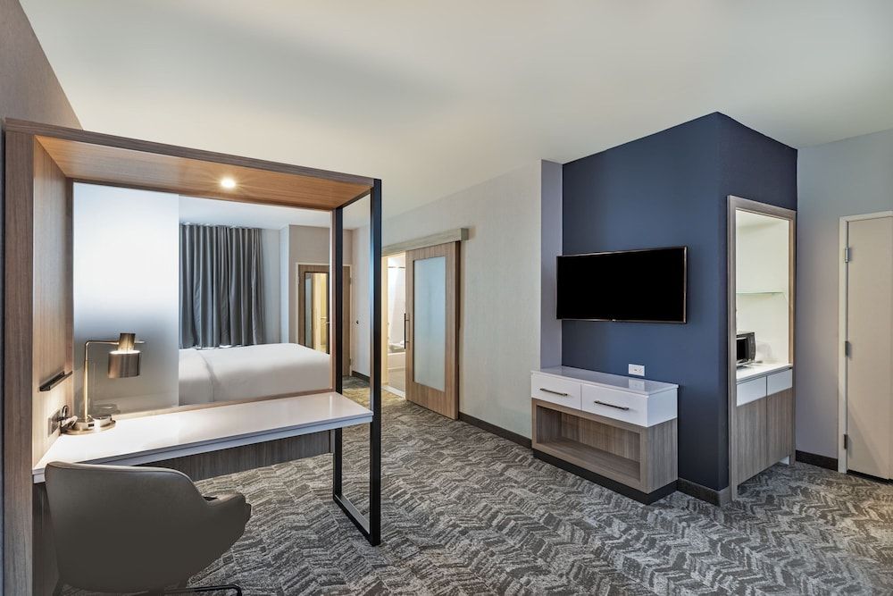 Suite, 1 King Bed (Inland View)