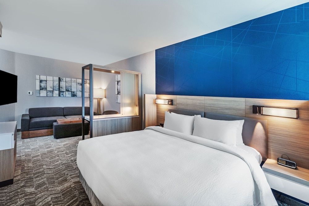 Suite, 1 King Bed (Mobility/Hearing Accessible, Tub)