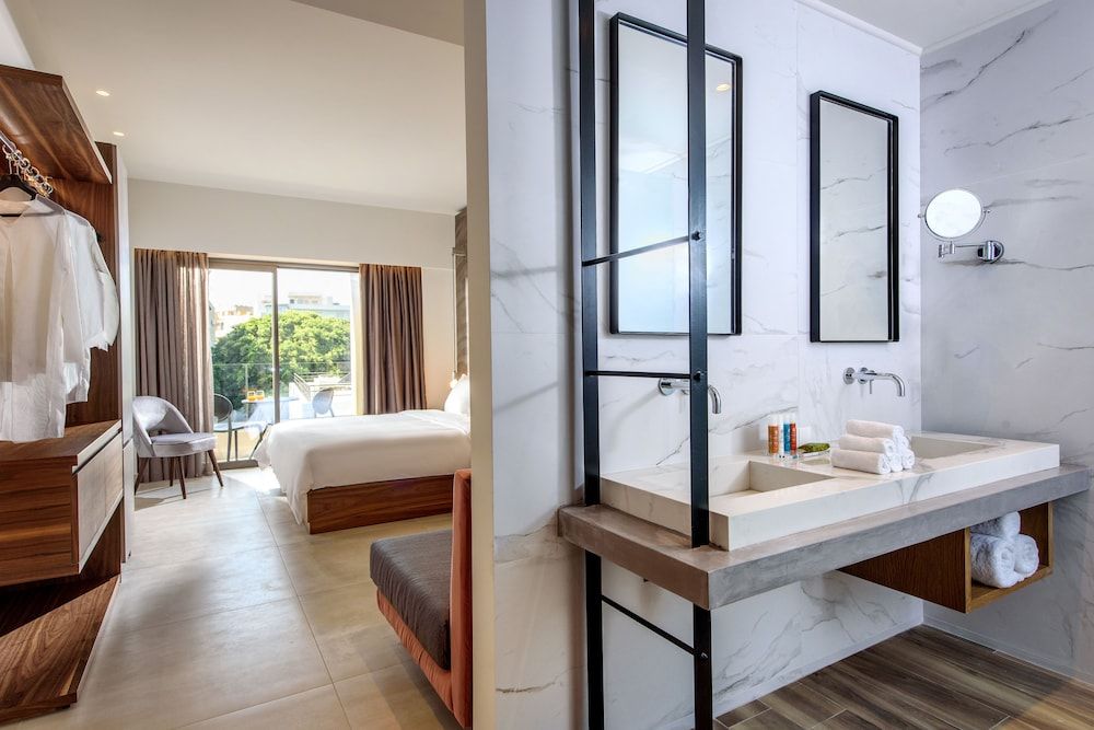 Dom Boutique Hotel Superior Deluxe Triple Room 2