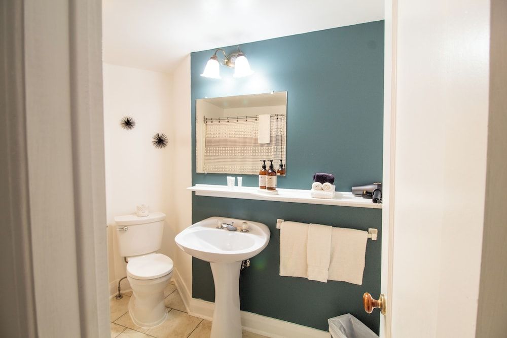 Hochelaga Inn Cottage Queen 7