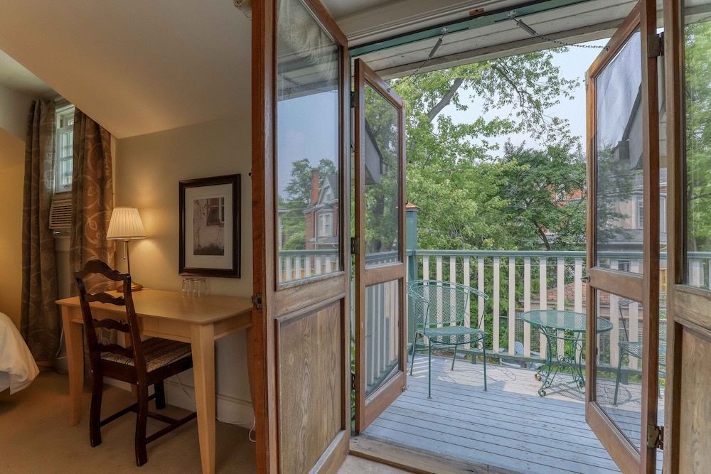 Hochelaga Inn Cottage Queen with Balcony - 1 Queen 3