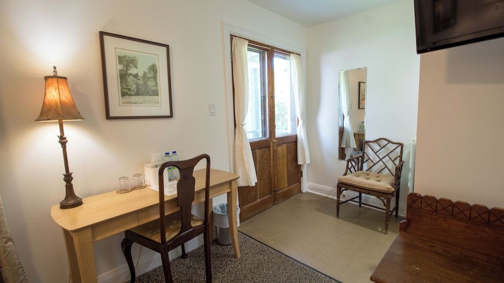 Hochelaga Inn Cottage Queen with Balcony - 1 Queen 6