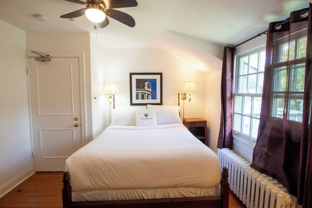 Hochelaga Inn Cottage Queen 3