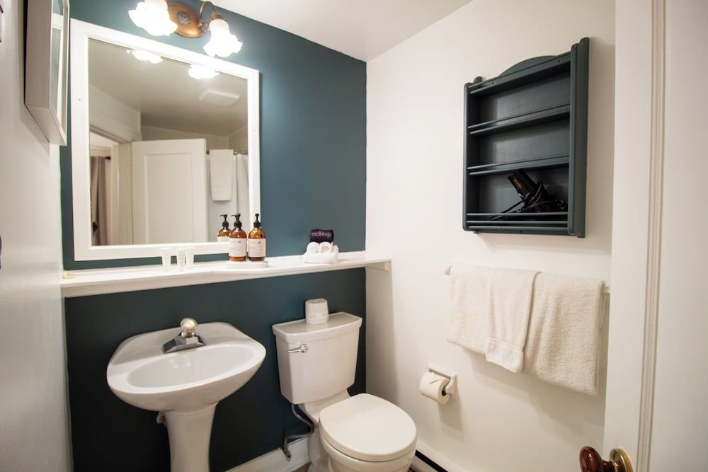 Hochelaga Inn Cottage Queen 6