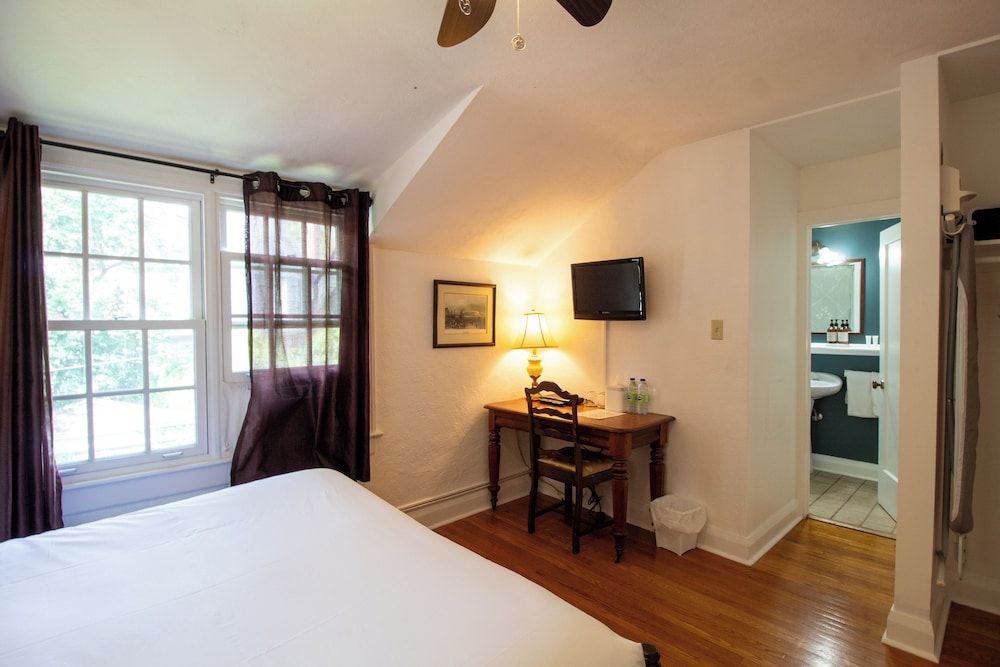 Hochelaga Inn Cottage Queen 9