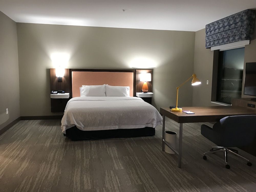 Studio, 1 King Bed, Refrigerator & Microwave (Wet bar)