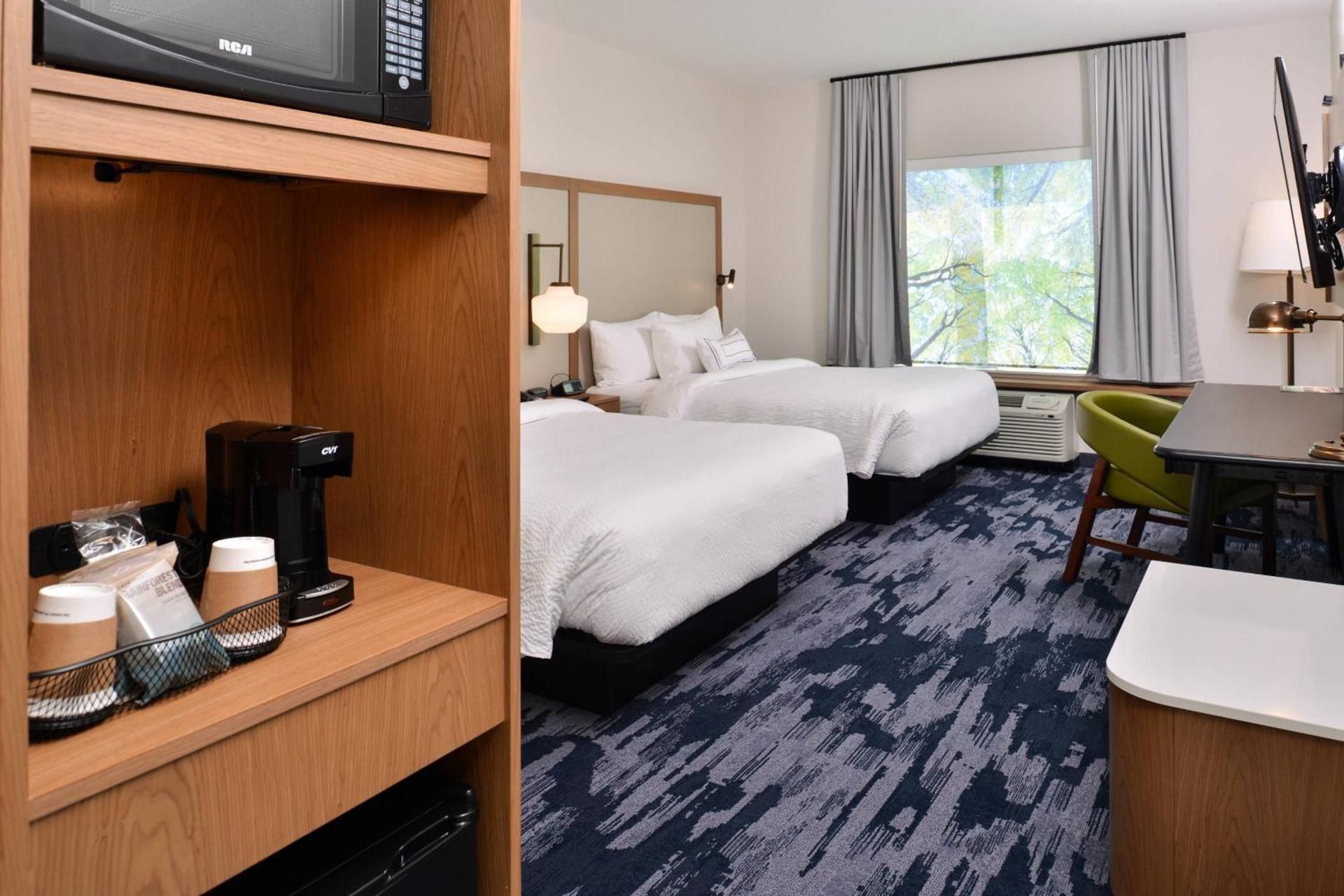 Queen Room with Two Queen Beds and Adapted Tub - Mobility Accessible