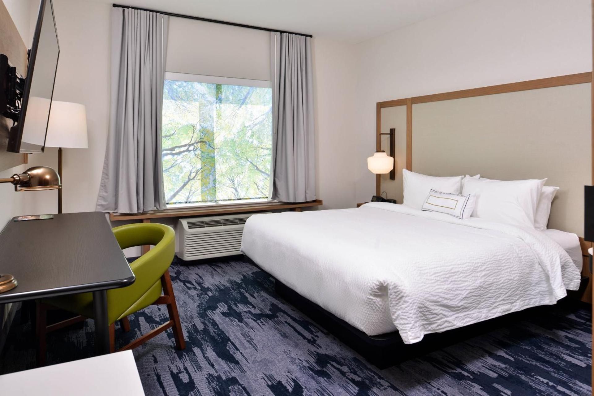 King Room with Adapted Tub - Mobility Accessible