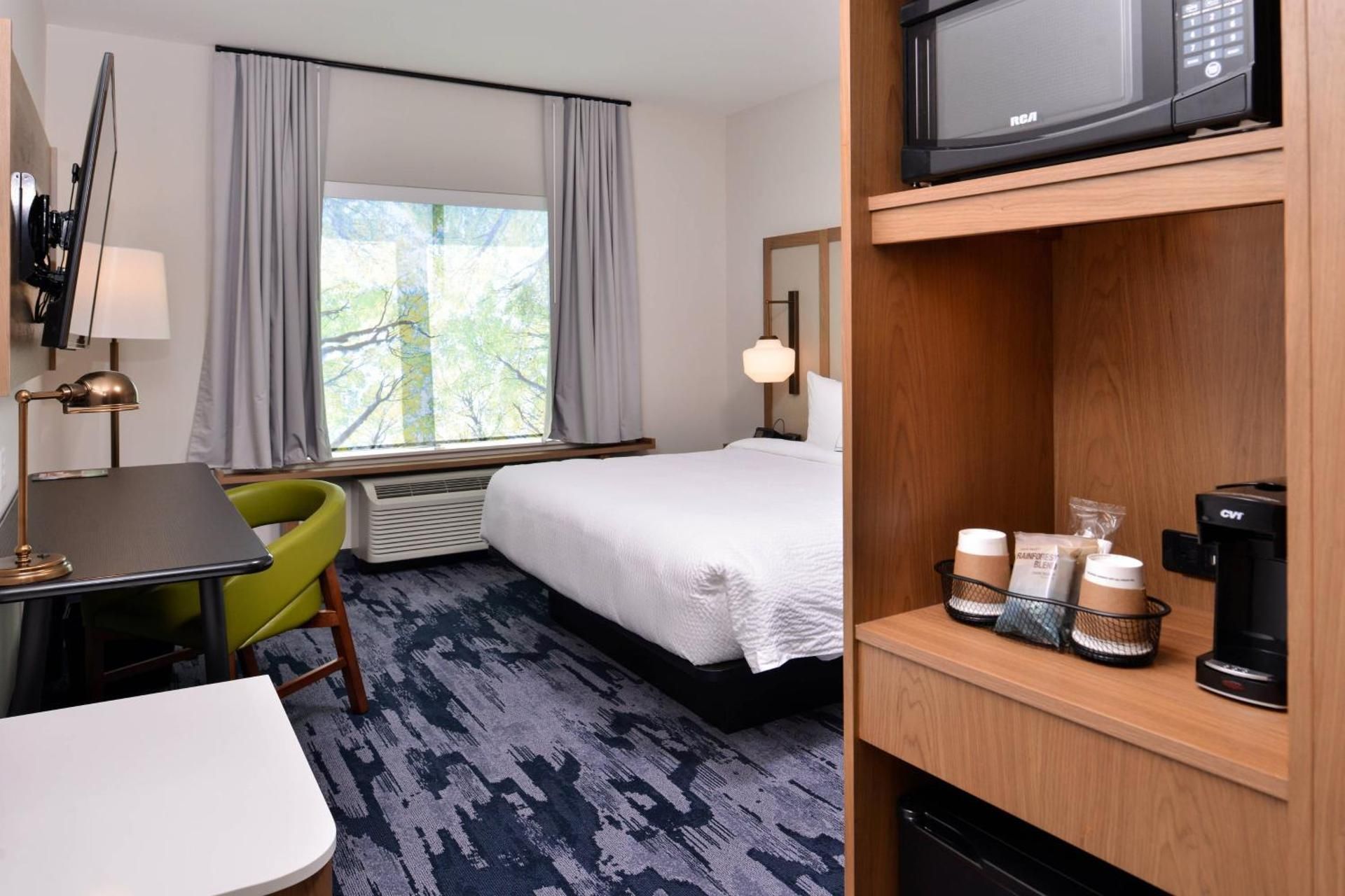 King Room with Adapted Tub - Mobility Accessible