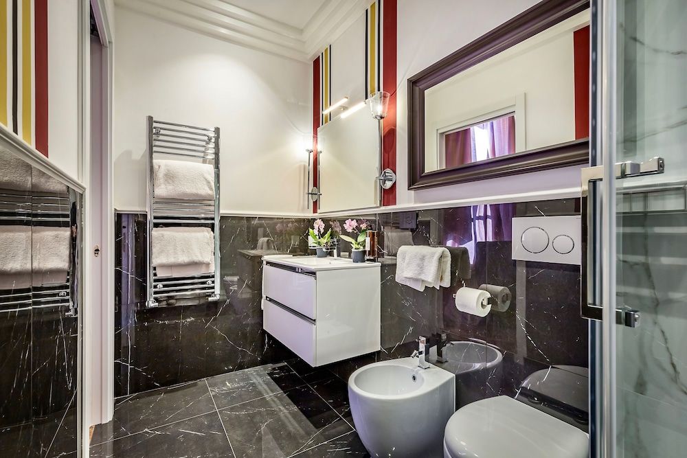 Arte' Boutique Hotel Queen Deluxe Room, view of Florence Cathedral 4