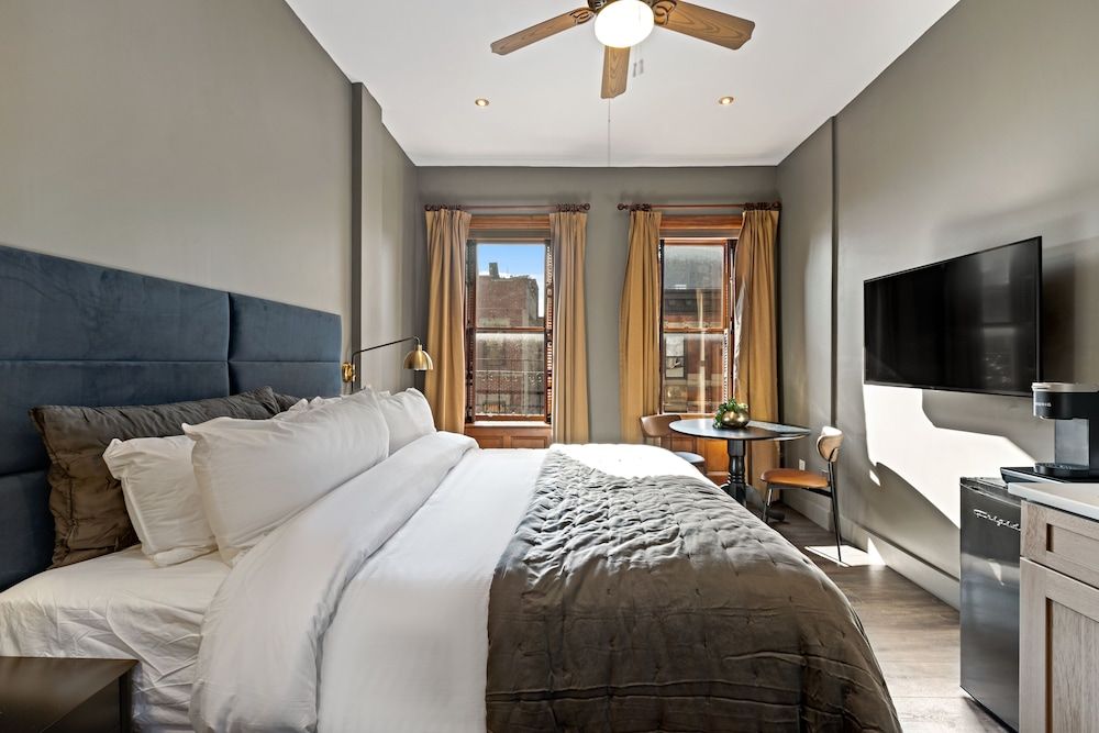 The Historic Blue Moon Hotel - NYC Superior King 2