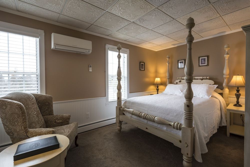 Stafford's Bay View Inn Trillium Queen Bay View 2