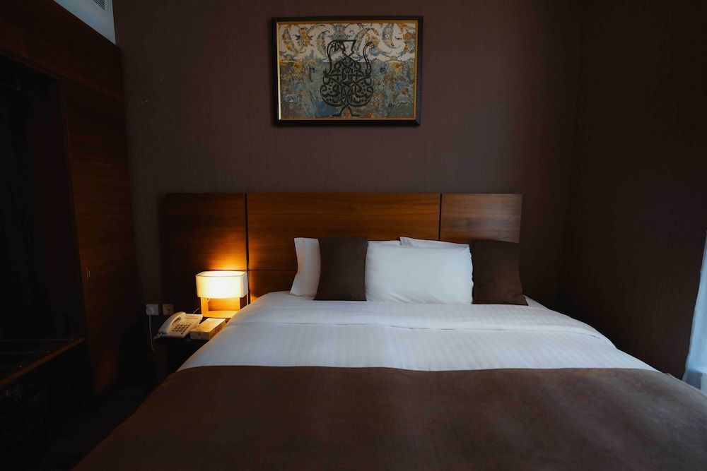 Nour Al Thuria Hotel Deluxe Double Room 2