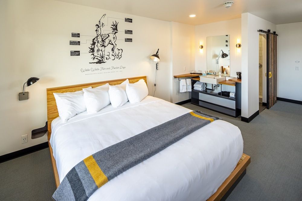 The FINCH Room, 1 King Bed