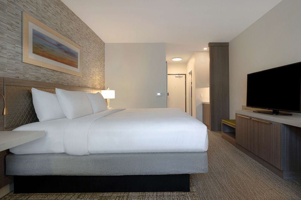 Room, 1 King Bed, Pool View