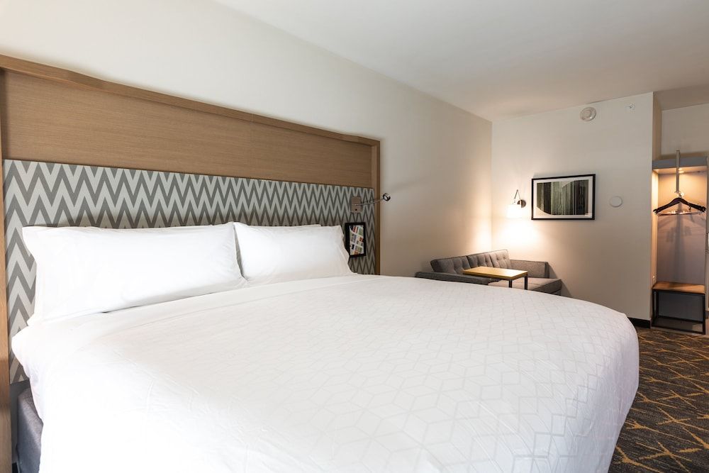 Standard Room, 1 King Bed, Transfer Shower (Mobility)